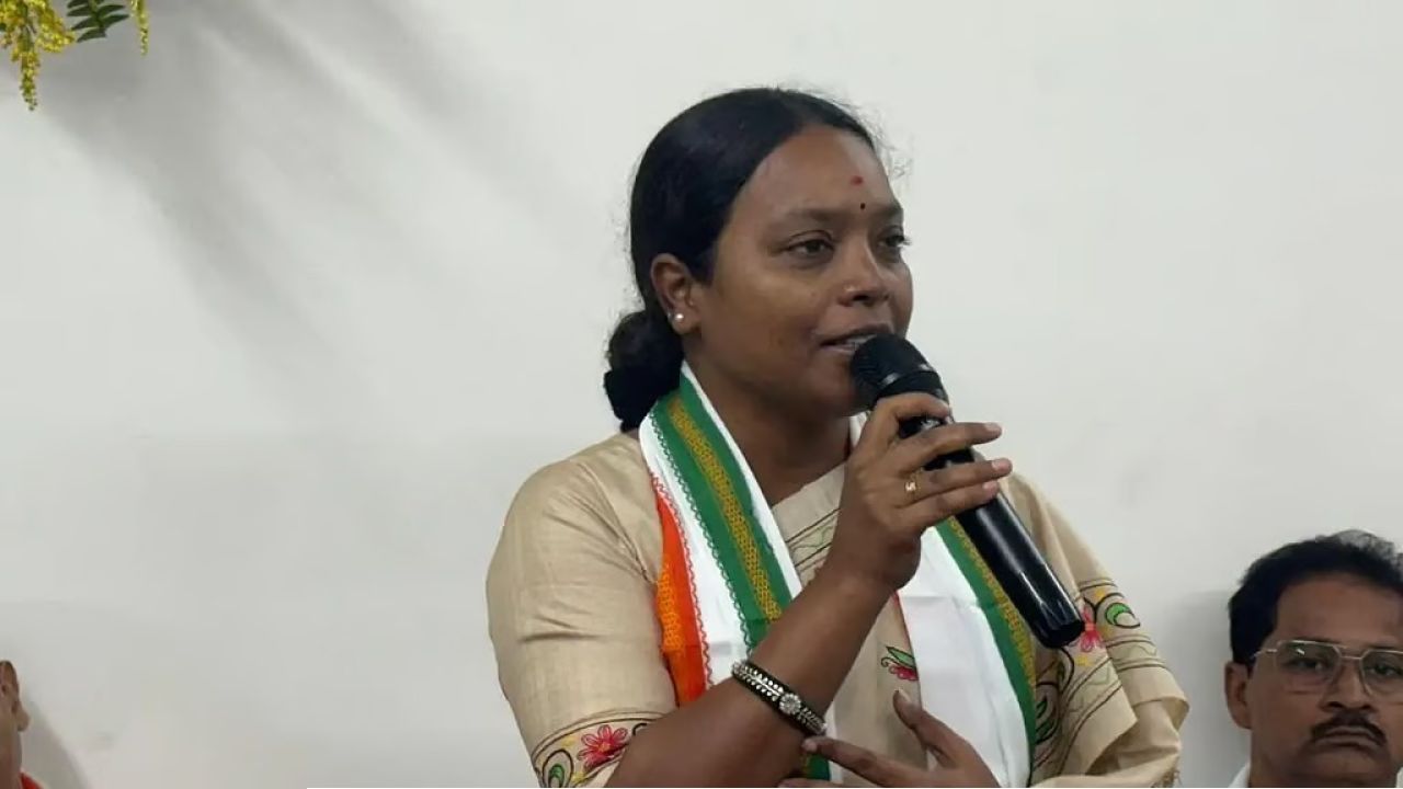 ১৬ নম্বর জাতীয় সড়কে ভয়াবহ দুর্ঘটনা! কন্টেনারের ধাক্কায় দুমড়ে গেল বীরবাহা হাঁসদার কনভয়ের গাড়ি, আশঙ্কাজনক পুলিশকর্মী