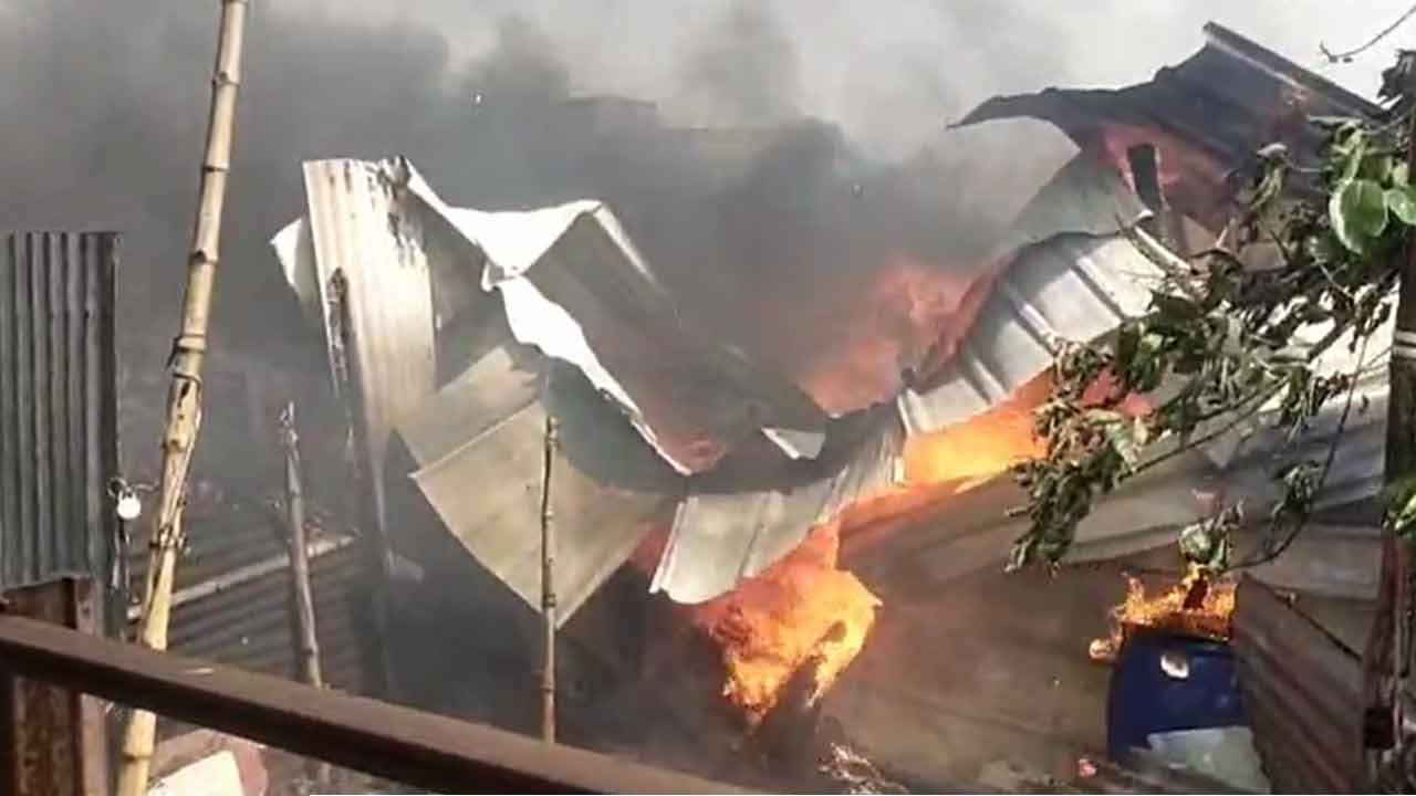 দাউদাউ আগুনে জ্বলছে ১৬ বিঘা বস্তি, পুড়ল রেলের তার! শিয়ালদহ-বজবজ লাইনে হাহাকার