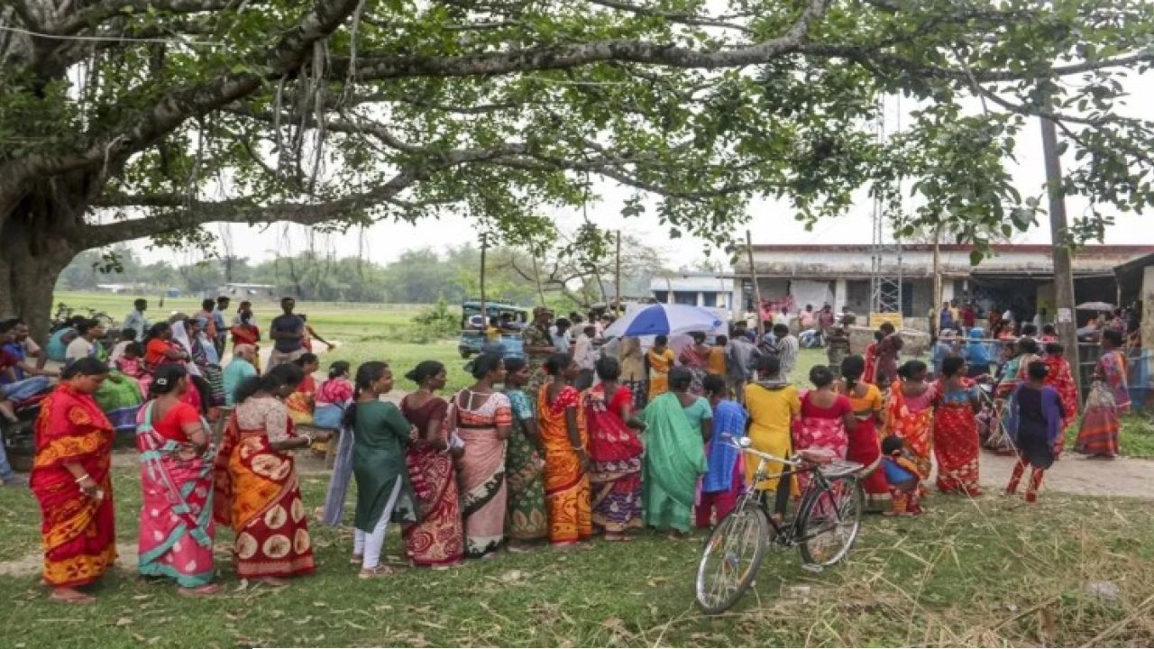 ভোটকর্মীর আকাল মেটাতে নজিরবিহীন পদক্ষেপ: প্রথম দফার কর্মীদের ফের ডিউটিতে ডাকল কমিশন