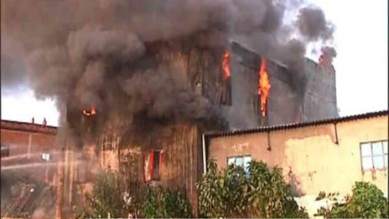 জলপাইগুড়িতে প্লাস্টিকের গুদামে বিধ্বংসী আগুন: ভস্মীভূত এলাকা, ষড়যন্ত্রের অভিযোগে সরব স্থানীয়রা   রবিবার ভোরের 