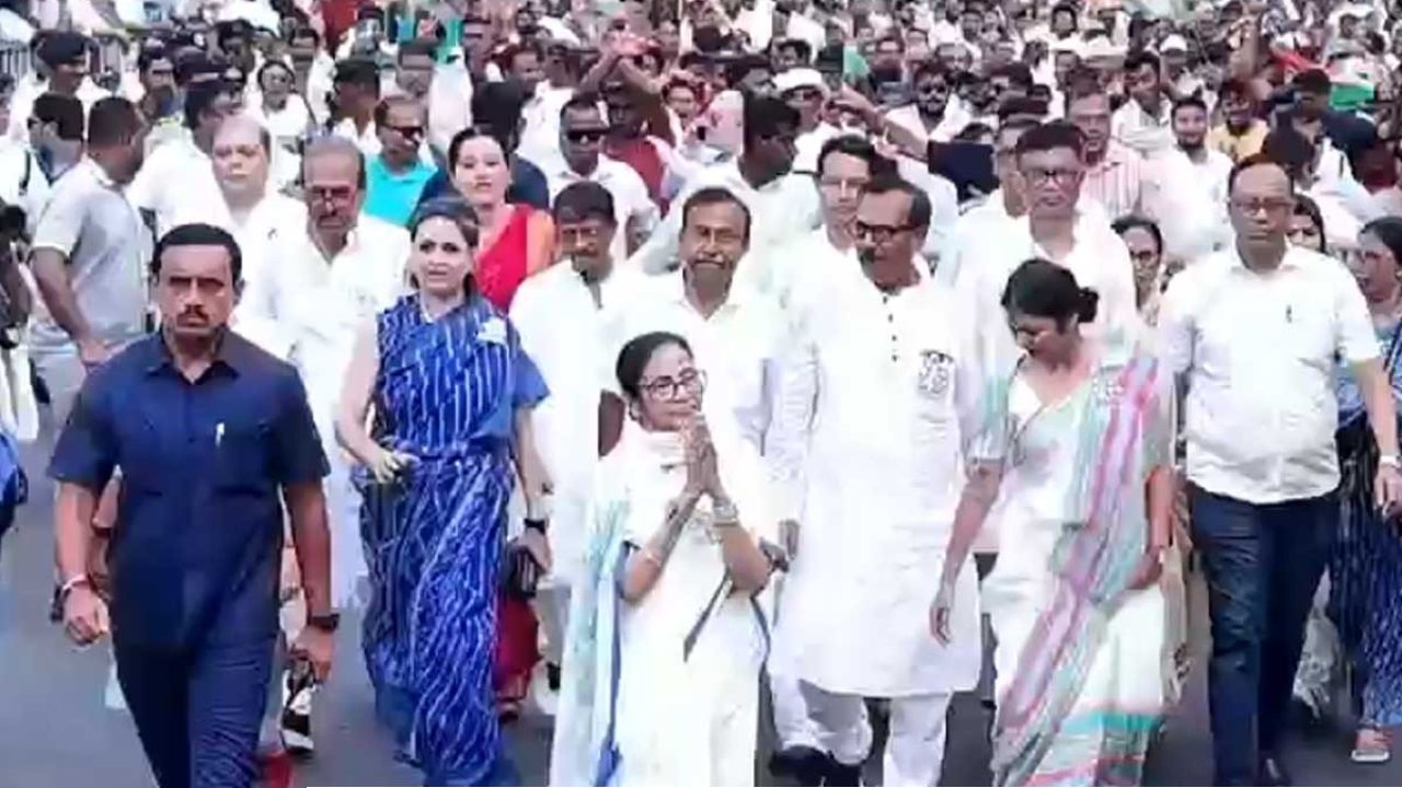 শেষ লগ্নে মমতার মিছিলে ‘জনজোয়ার’! ৫ কেন্দ্র ছুঁয়ে মহাপ্রচার তৃণমূল সুপ্রিমোর