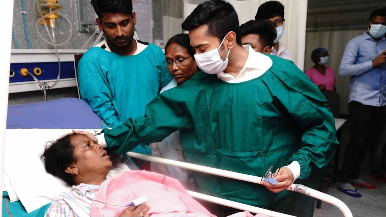আক্রান্ত সাংসদকে দেখতে হাসপাতালে অভিষেক! মিতালির উপর হামলা নিয়ে কমিশনকে তুলোধোনা