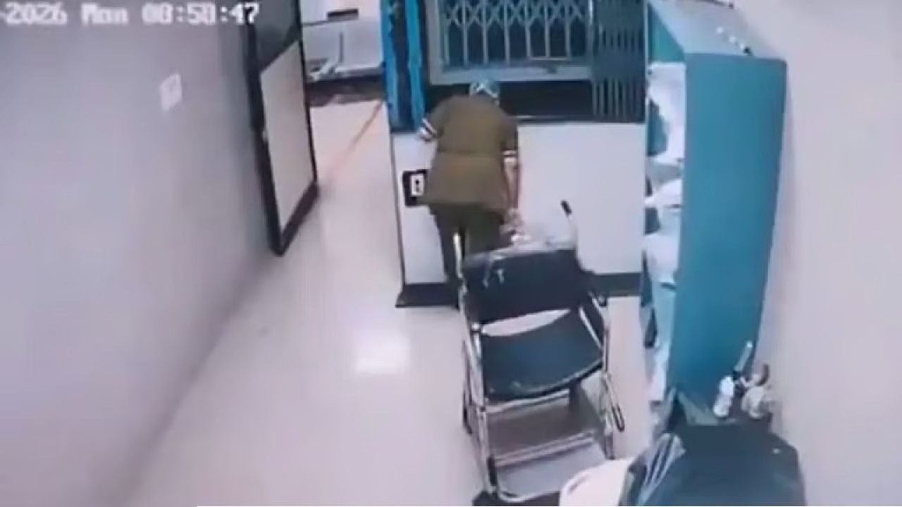 হাসপাতালের লিফটে মাথা আটকে মর্মান্তিক মৃত্যু মহিলা কর্মীর, সিসিটিভি ফুটেজে ধরা পড়ল হাড়হিম দৃশ্য!