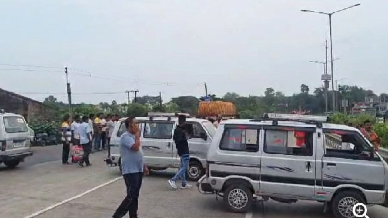 পোস্টালে আগেই পড়ে গিয়েছে ভোট! ভোটদানের দাবিতে কৃষ্ণনগরে চালকদের &lsquo;আত্মহত্যা&rsquo;র হুমকি ও পথঅবরোধ