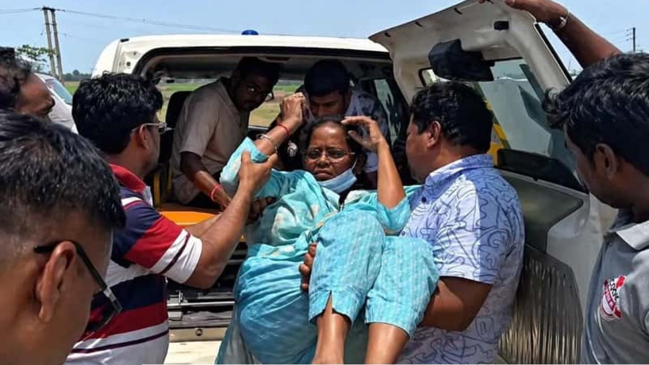 হাসপাতাল থেকে সোজা বুথে, অ্যাম্বুল্যান্সে চড়ে ভোট দিলেন আরামবাগের সাংসদ মিতালি বাগ