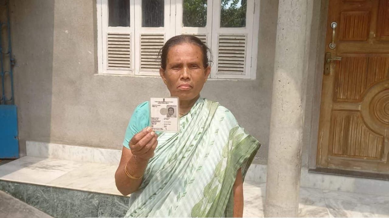 বুথে গিয়ে নিজের মৃত্যু-সংবাদ শুনে তাজ্জব কেতুগ্রামের 'মৃত' ভোটার ঝর্না!