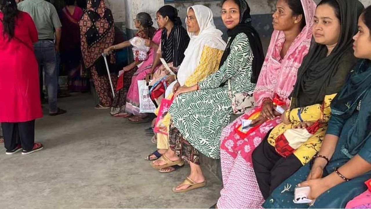 ব্যালটেই হোক এসআইআর-এর জবাব! আকাশছোঁয়া ভাড়া অগ্রাহ্য করে সুদূর ফিনল্যান্ড থেকে বারুইপুরে ভোট দিতে ফিরলেন পাকিজা