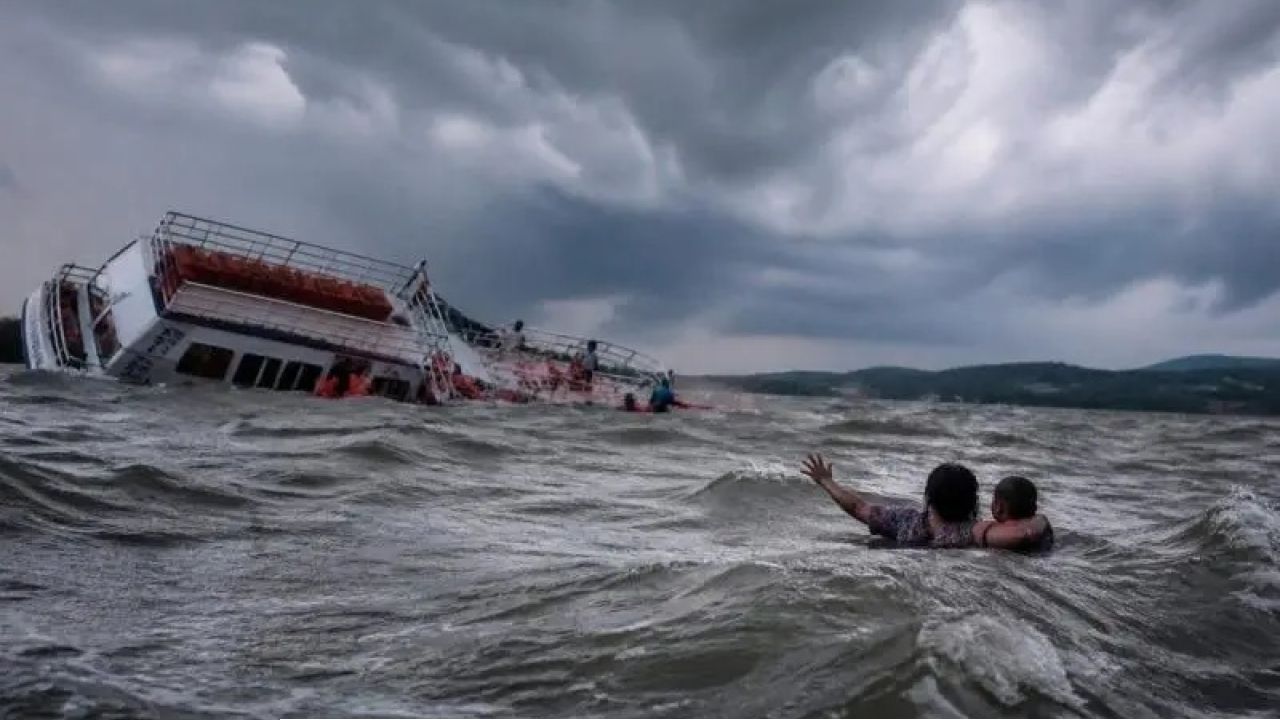 শেষ মুহূর্ত পর্যন্ত সন্তানকে বাঁচাতে লড়াই মায়ের, নৌকাডুবিতে মা-ছেলের নিথর দেহ দেখে চোখের জল মন্ত্রীরও