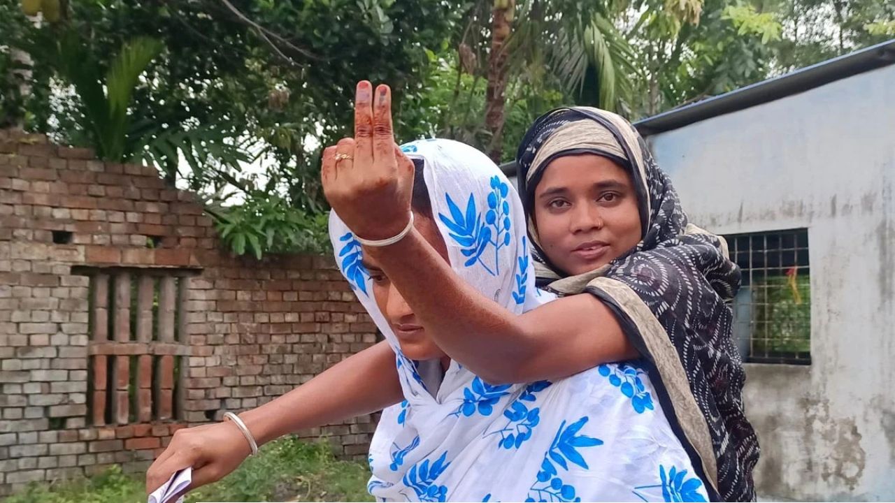 ভাইঝির কাঁধে চড়ে ভোট কেন্দ্রে আয়েশা খাতুন, পুনর্নির্বাচনে উঠে এল ক্ষোভের সুর