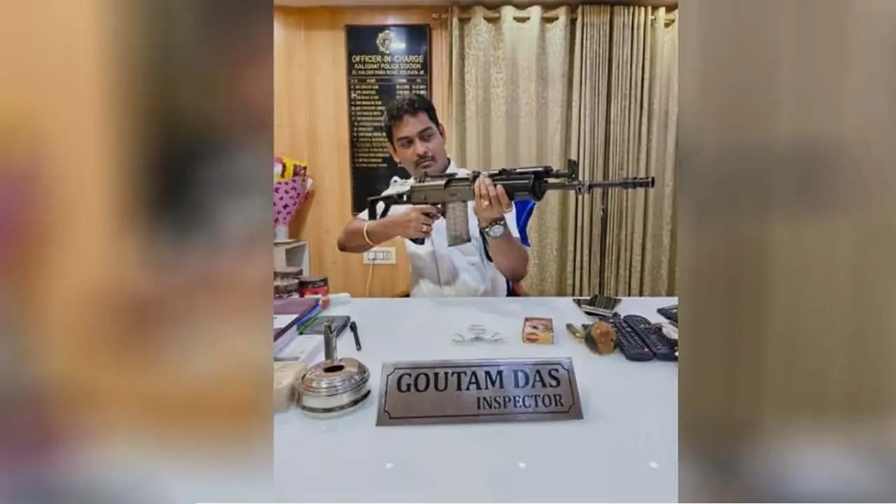হাতে আগ্নেয়াস্ত্র, সঙ্গে হুঙ্কার! ‘ভাইরাল’ ছবির মাসুল গুনলেন কালীঘাট থানার ওসি, বদলে দায়িত্বে কে?