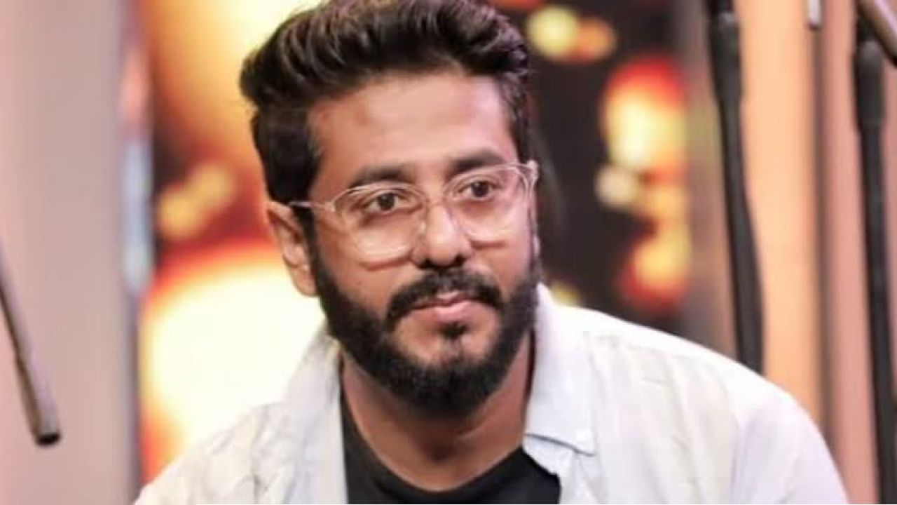 বারাকপুরে রাজের গায়ে কাদা, উড়ল চটি! চরম হেনস্থার মুখেও &lsquo;পরিচালক&rsquo; সুলভ হাসিতেই মাঠ ছাড়লেন তৃণমূল প্রার্থী