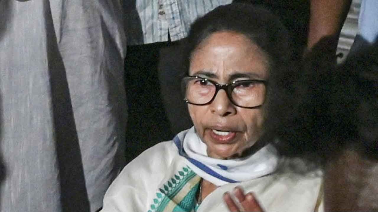 শাখাওয়াত মেমোরিয়াল স্কুলে মমতার গাড়ি ঘিরে &lsquo;চোর চোর&rsquo; স্লোগান, রণক্ষেত্র ভবানীপুর!