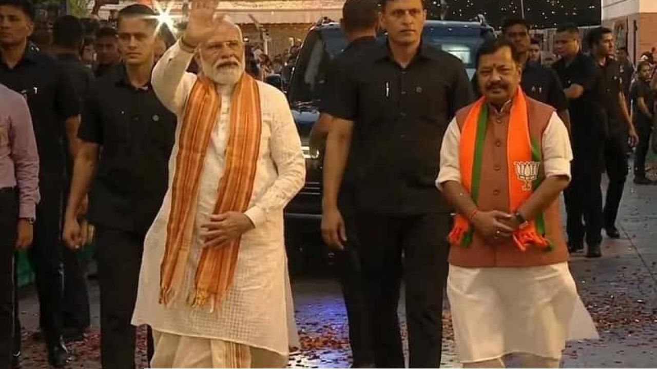 গরদের ধুতি-পাঞ্জাবিতে পুরোদস্তুর ‘বাঙালিবাবু’ মোদী! ২৫ বৈশাখেই শপথ, দিল্লি থেকেই ঘোষণা প্রধানমন্ত্রীর