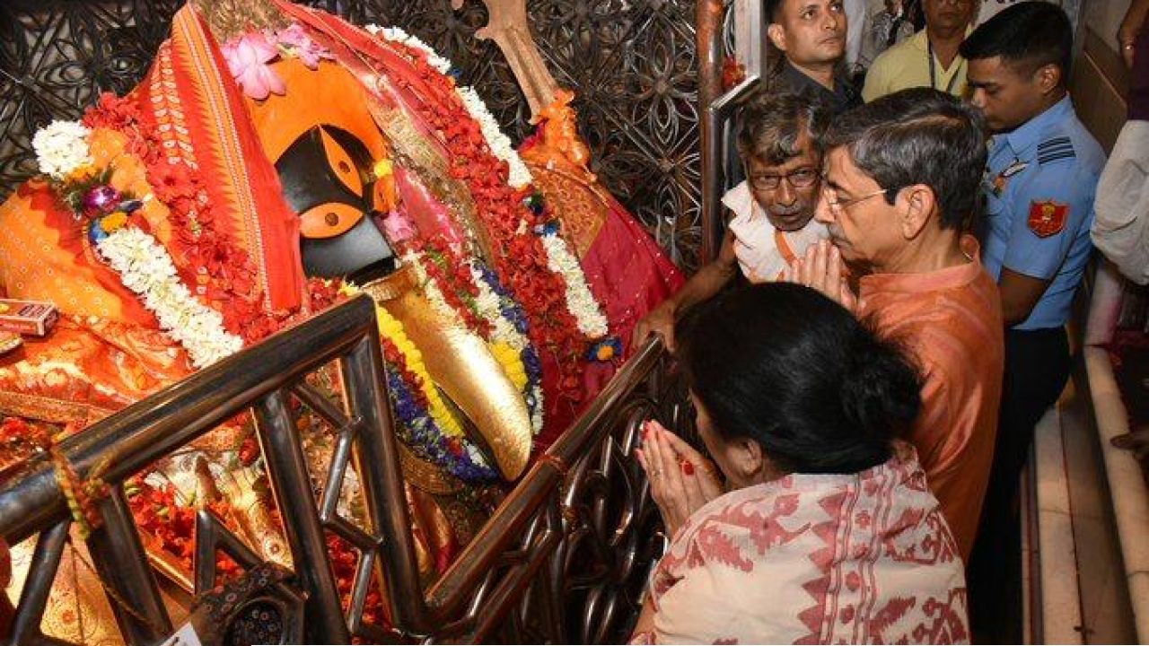 পদ্ম-শিবিরের জয়ের পরেই সস্ত্রীক কালীঘাটে রাজ্যপাল! লক্ষ্য কি &lsquo;গৌরব পুনরুদ্ধার&rsquo;? জনমঙ্গলে প্রার্থনা আর এন রবির