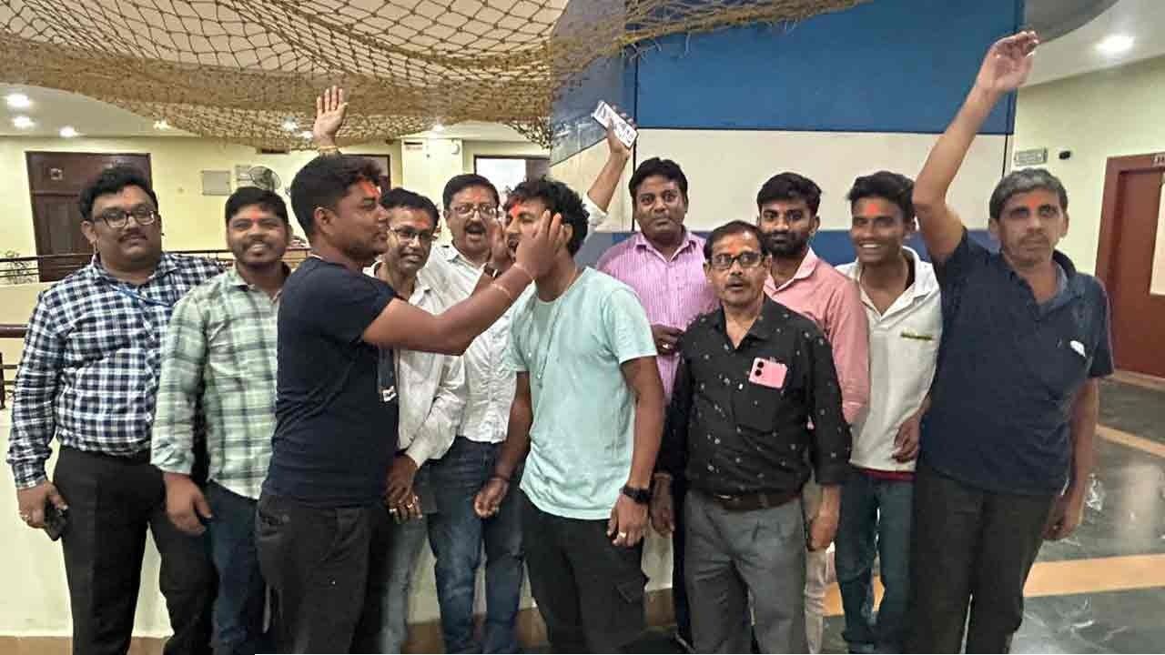 নবান্নে ‘জয় শ্রীরাম’ ধ্বনি, গেরুয়া আবিরে রাঙা সচিবালয়! এত দিন কীসের ভয়ে কাঁপতেন সরকারি কর্মীরা?