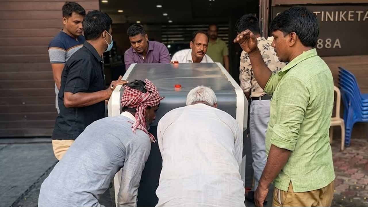 অভিষেকের বাড়ি থেকে সরল অতিকায় স্ক্যানার! ‘মুক্ত’ ফুটপাথ পেয়ে কী বলছেন প্রতিবেশীরা?