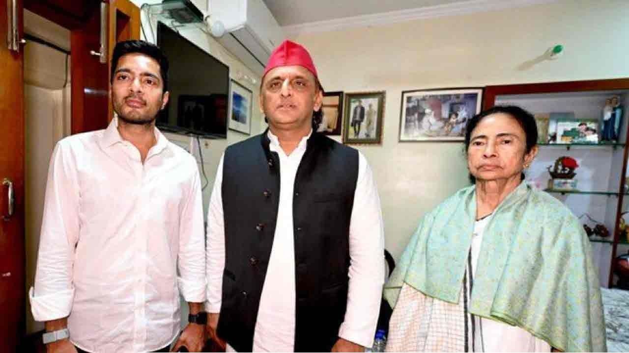 মমতার কাছে অখিলেশ! বঙ্গে ভোট লুটের ‘মাফিয়াগিরি’ হয়েছে, তোপ সপা প্রধানের