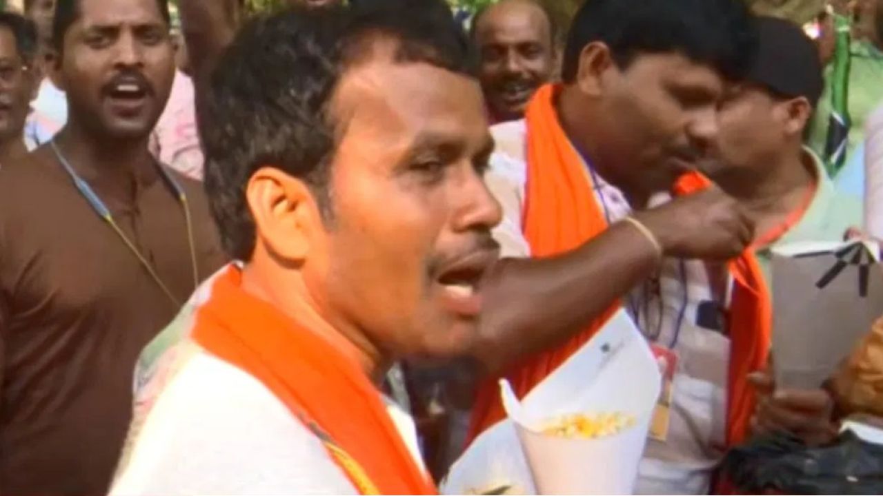 ব্রিগেডে দেদার বিকোচ্ছে ঝালমুড়ি, &lsquo;ঝালে জ্বলুক দিদি&rsquo; বলে কেন সরব জনতা? শপথের আবহে এ কোন নতুন সমীকরণ!