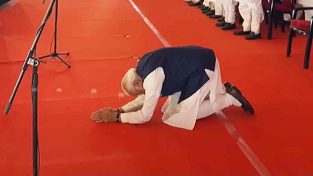 সাষ্টাঙ্গে প্রণাম! ব্রিগেডের মঞ্চে জনশক্তির সামনে নুইয়ে পড়লেন মোদী, রবীন্দ্রজয়ন্তীতেই কি বঙ্গ জয়ের পূর্ণতা?