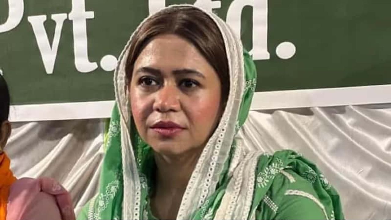 তৃণমূলে এবার &lsquo;কুরুক্ষেত্র&rsquo;! পিসি-ভাইপোকে কি ধৃতরাষ্ট্র-দুর্যোধন বললেন ফিরহাদ-কন্যা? বিস্ফোরক প্রিয়দর্শিনী