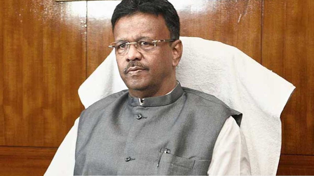 শুভেন্দুর শপথে যখন সরগরম বাংলা, তখনই নিঃশব্দে &lsquo;এক্সিট&rsquo; ফিরহাদের!