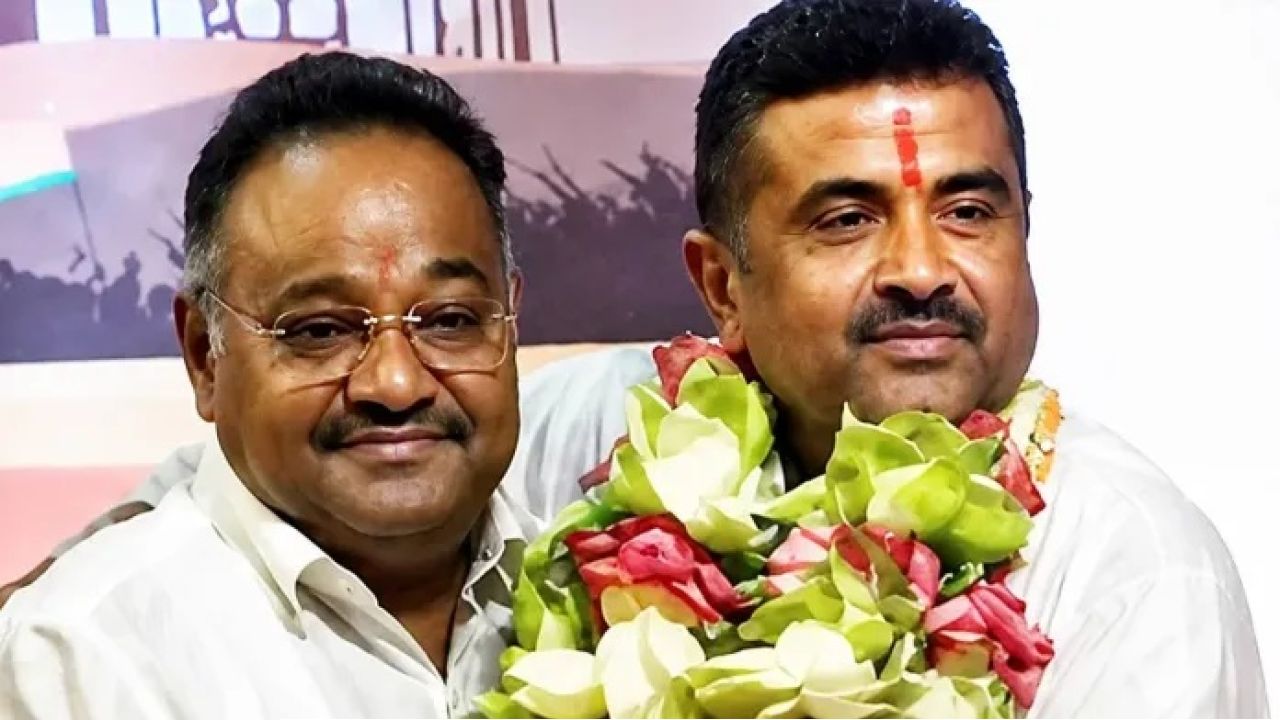 একই গাড়িতে শুভেন্দু-শমীক! নবান্নে প্রথম মন্ত্রিসভার বৈঠকের আগে কোন ‘মাস্টারপ্ল্যান’ তৈরি হচ্ছে সল্টলেকে?