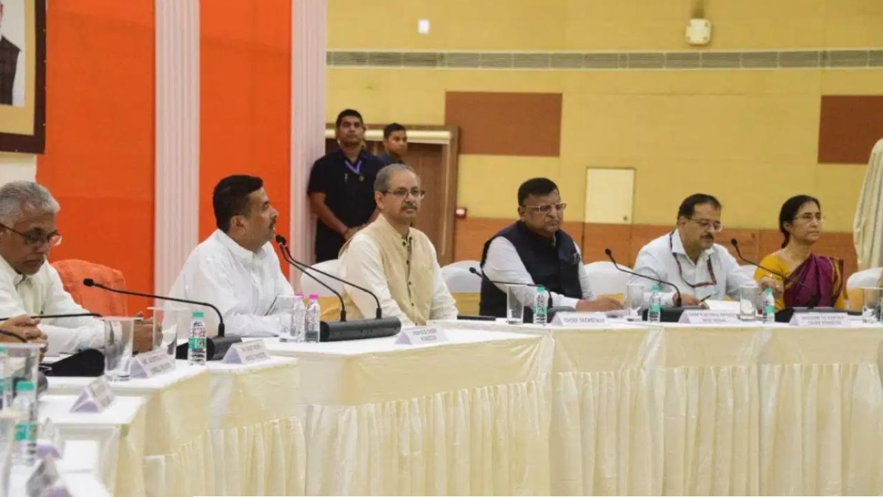 মুখ্যসচিব হওয়ার আগেই মুখ্যমন্ত্রীর বৈঠকে? ছবি ভাইরাল হতেই বিতর্ক ওড়ালেন মনোজ আগরওয়াল!