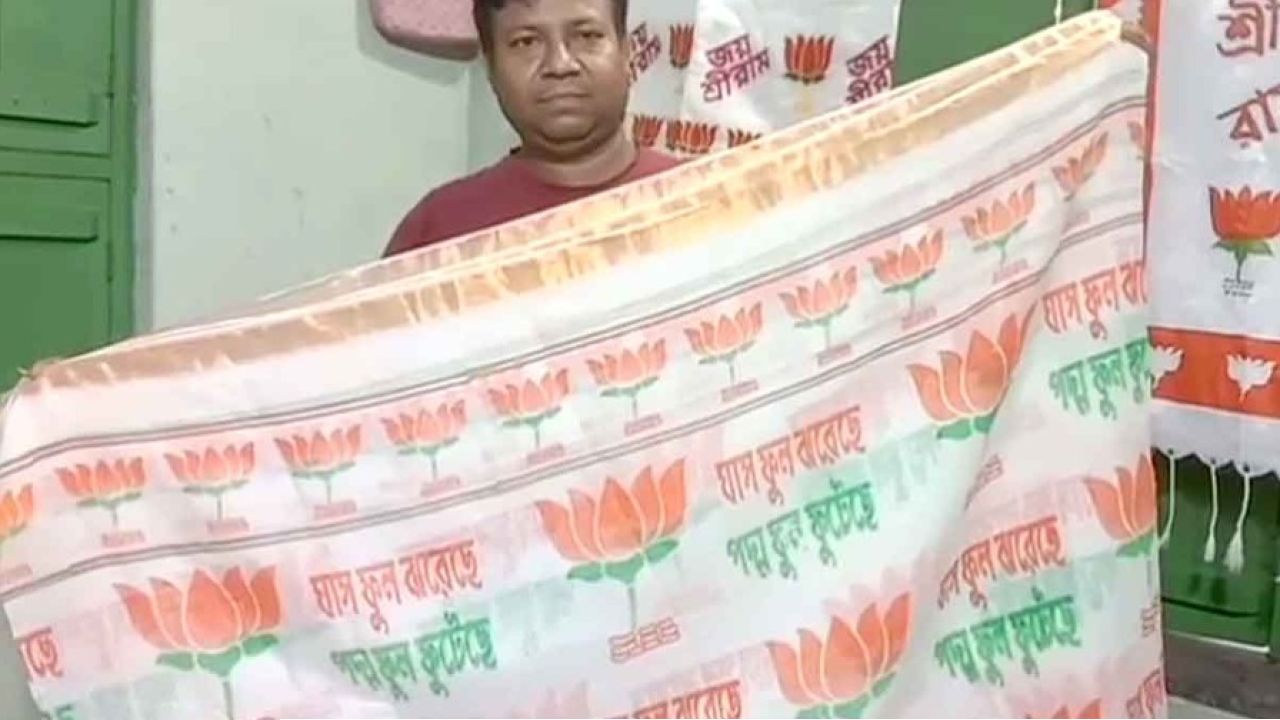 রানাঘাটের তাঁতে এবার &lsquo;পরিবর্তনের&rsquo; কারুকার্য! শাড়ির ভাঁজেই ফুটে উঠল ঘাসফুল ঝরা আর পদ্ম ফোটার কাহিনী
