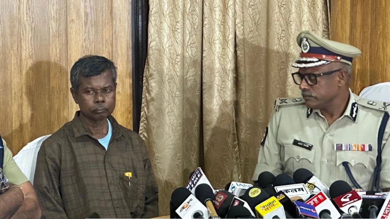 কলকাতায় আত্মসমর্পণ দুঁদে মাওনেতার, এত দিনের ‘কমরেড’দের বিশেষ বার্তা