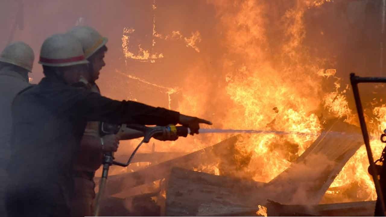তপসিয়ায় আগুনে গ্রেফতার কারখানার মালিক, কাঠগড়ায় ফিরহাদ হাকিম? বিস্ফোরক মন্ত্রী অগ্নিমিত্রা পাল