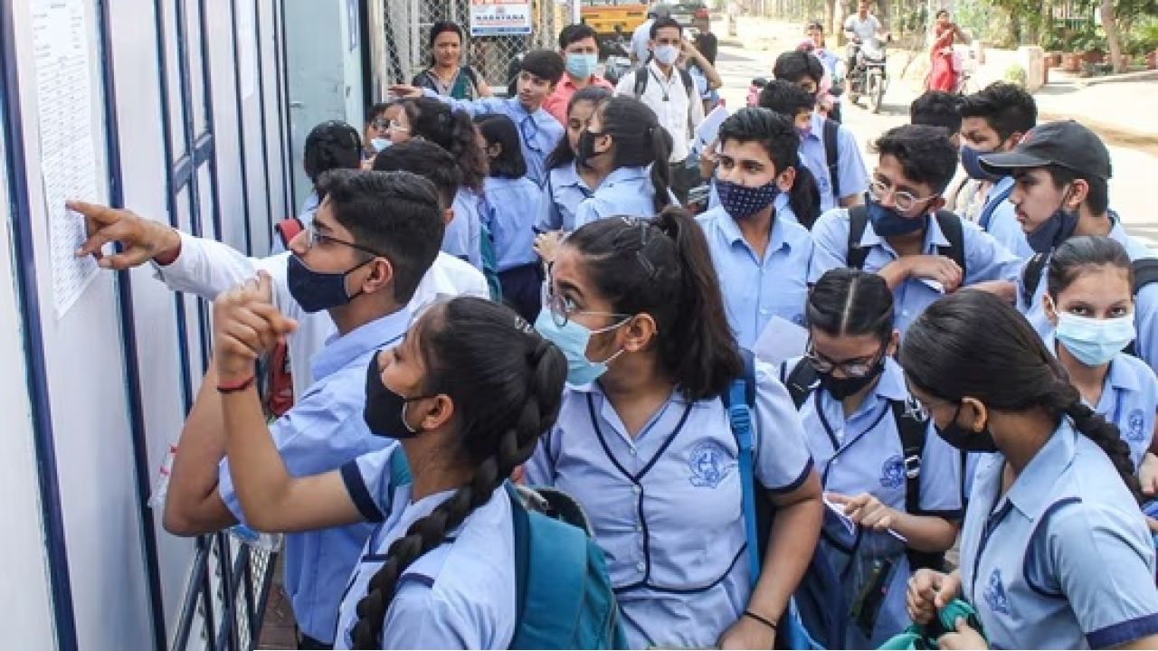  সিবিএসই দ্বাদশ শ্রেণির ফলপ্রকাশ! পাশের হারে বাজিমাত মেয়েদের, সাফল্যের তলানিতে প্রয়াগরাজ