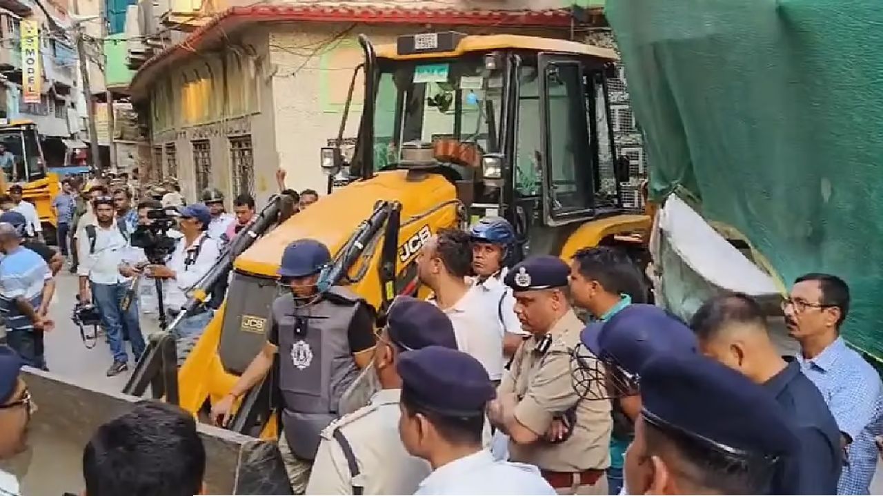 তিলজলায় &lsquo;বুলডোজ়ার&rsquo; অ্যাকশন! কেন্দ্রীয় বাহিনী দিয়ে ঘিরে ভাঙা হচ্ছে অবৈধ কারখানা