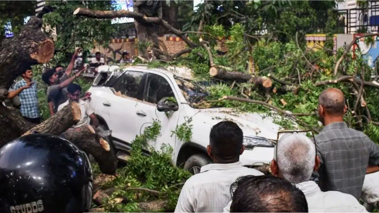 মৃত্যুমিছিল উত্তর প্রদেশে: প্রকৃতির তাণ্ডবে লণ্ডভণ্ড জনজীবন, ধ্বংসস্তূপে পরিণত কয়েক হাজার ঘরবাড়ি!