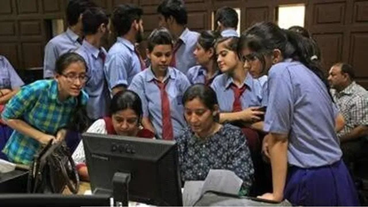উচ্চ মাধ্যমিকের রেজাল্টে মন খারাপ? নম্বর বাড়াতে ফের বসা যাবে পরীক্ষায়! বড় ঘোষণা সংসদের