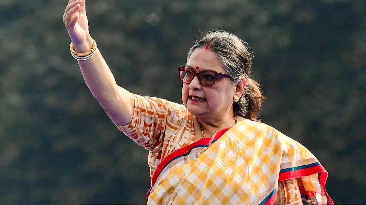 চার দশকের আনুগত্যের এই ‘পুরস্কার’! কালীঘাটের বৈঠকের পর পদ হারিয়ে বিস্ফোরক কাকলি