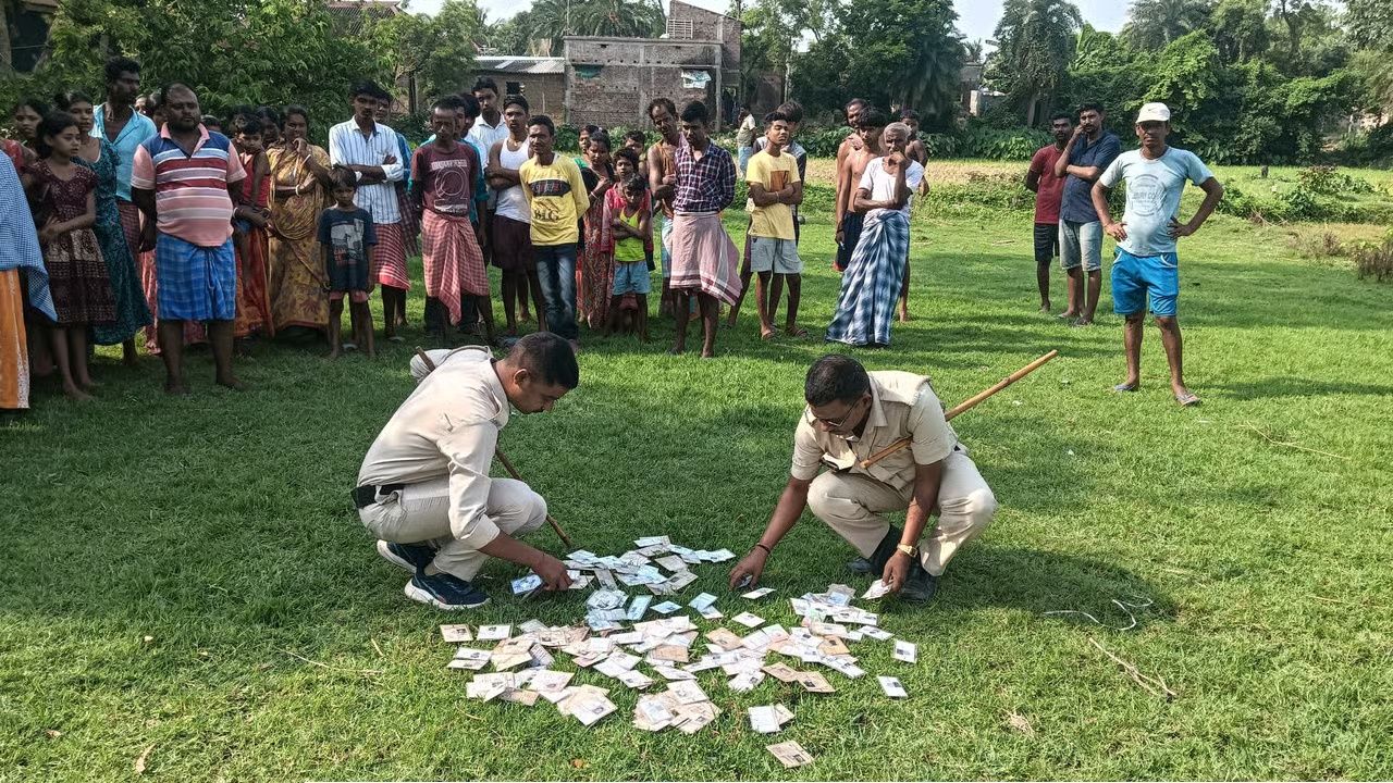 তৃণমূল পার্টি অফিসে রাশি রাশি আধার কার্ড, বীরভূমে মাঠ থেকে উদ্ধার ভোটার কার্ড!