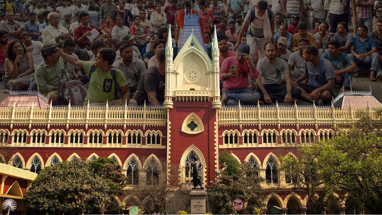 ‘শিশুদের ভবিষ্যৎ যাঁদের হাতে, তাঁরা যোগ্য তো?’ ৩২ হাজার শিক্ষকের চাকরি বাতিলের মামলা গ্রহণ করে কড়া পর্যবেক্ষণ সুপ্রিম কোর্টের!