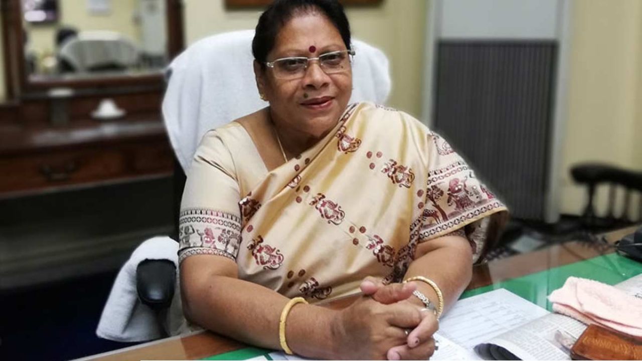ক্ষমতা বদলাতেই পুলিশের ভয়! সপুত্র আদালতে গিয়ে আত্মসমর্পণ করলেন তৃণমূল সাংসদ মালা রায়!