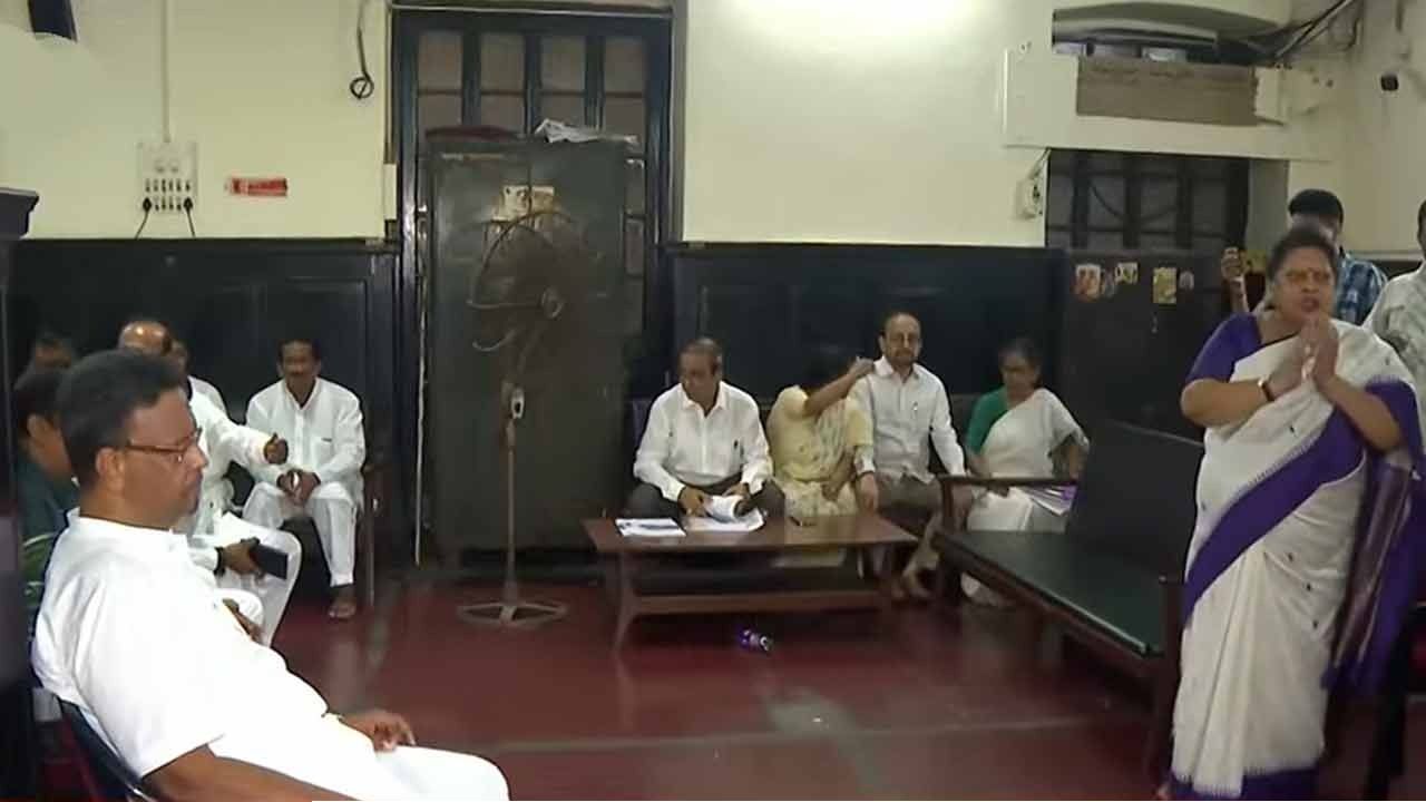 নজিরবিহীন! কলকাতা পুরনিগমের অধিবেশন কক্ষে তালা, বাইরেই সভা বসালেন চেয়ারপার্সন মালা ও মেয়র ফিরহাদ!