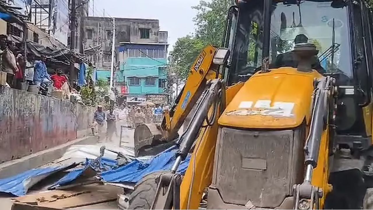 কোন্ননগরে চলল বুলডোজার! নিজে দাঁড়িয়ে থেকে বেআইনি টোল গেট গুঁড়িয়ে দিলেন বিধায়ক দীপাঞ্জন
