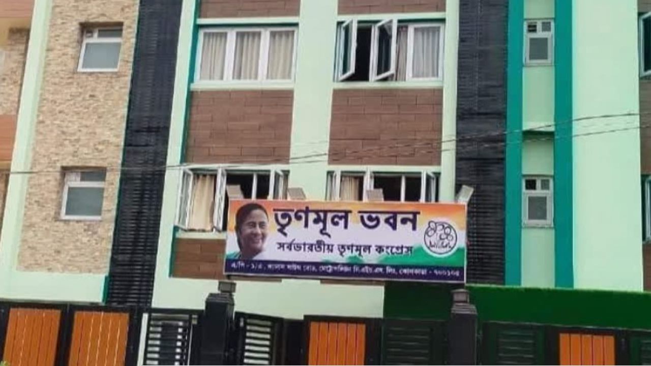 তাড়া খেয়ে নাকি বিতর্কের জেরে? ইএম বাইপাসের বিলাসবহুল অফিস ছাড়ছে তৃণমূল, পুজোয় ফিরছে পুরনো ডেরায়!