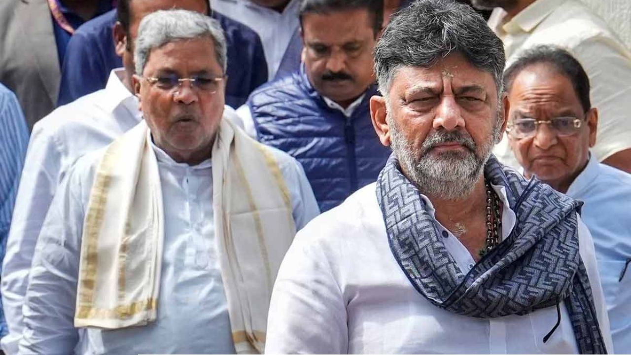 দিল্লিতে হাইভোল্টেজ তলব! কুর্সি হারাচ্ছেন সিদ্দারামাইয়া? কর্নাটকজুড়ে পড়ল &lsquo;হবু মুখ্যমন্ত্রী ডিকে&rsquo;র পোস্টার