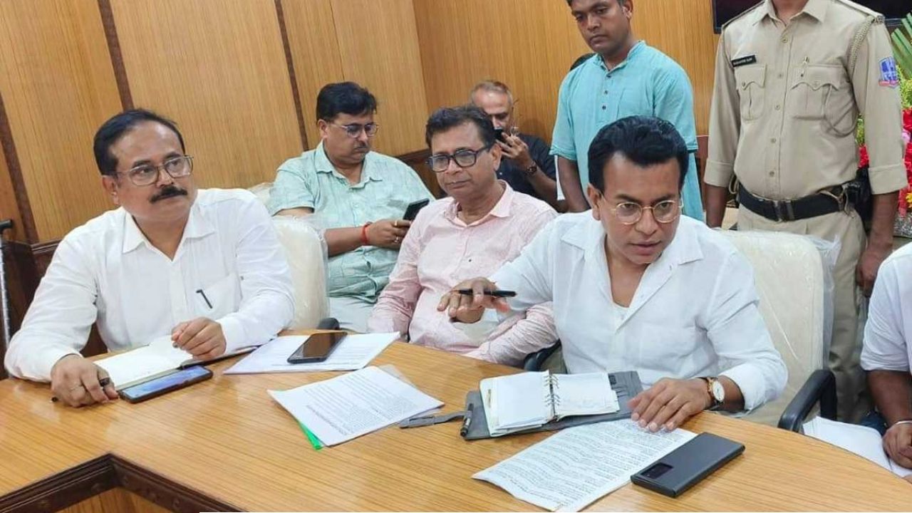 টলিপাড়ায় &lsquo;ত্রাস&rsquo; স্বরূপ বিশ্বাস! ২৬টি গিল্ডের প্রতিনিধিদের সঙ্গে রুদ্রনীলের হাইভোল্টেজ বৈঠক, নবান্নে জমা পড়ল বিস্ফোরক রিপোর্ট