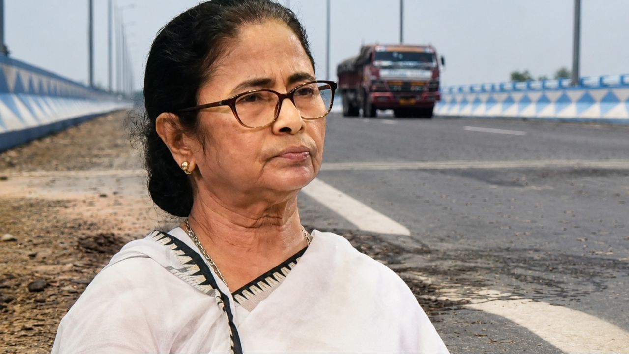 উদ্বোধনের ১ বছর কাটতেই হুড়মুড়িয়ে বসছে ব্রিজ! তাসের ঘরের মতো দশা ১৩৮ কোটির প্রকল্পের, কাঠগড়ায় দিদির জমানা