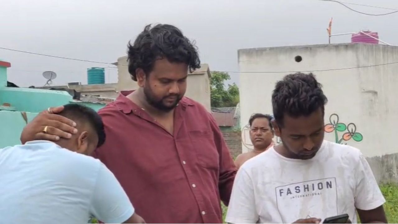 চোখে জল, গলা বুজে আসছে! সাতসকালে বাড়ি বাড়ি গিয়ে &lsquo;দল ছাড়ার&rsquo; ঘোষণা তৃণমূল কাউন্সিলরের, তোলপাড় অনুব্রতর জেলা!