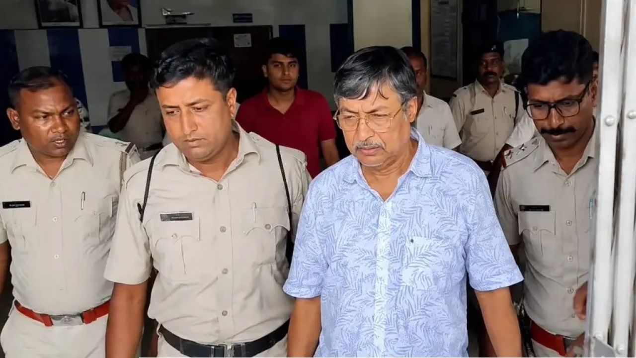 এক রাতেই শ্রীঘরে তৃণমূলের পঞ্চায়েত প্রধান ও উপপ্রধান! নেতার ভাইয়ের ঘর থেকে উদ্ধার ২৬ লাখ নগদ ও আগ্নেয়াস্ত্র