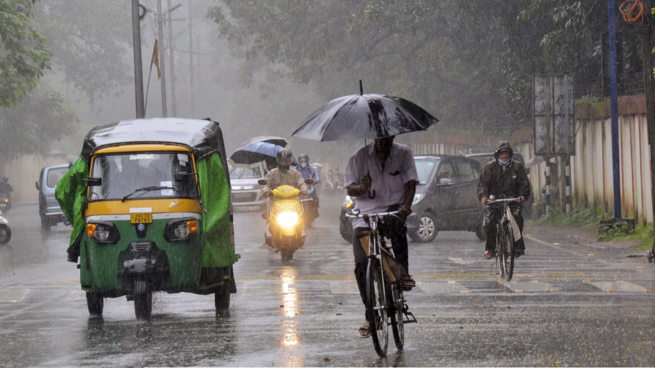 ওড়িশার ঘূর্ণাবর্তে জোড়া অক্ষরেখার টান! দক্ষিণবঙ্গে তুমুল দুর্যোগের পূর্বাভাস দিল হাওয়া অফিস!