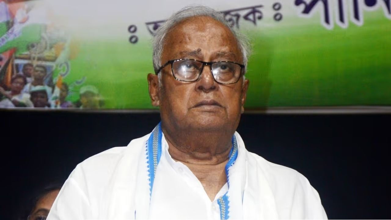 থানার সামনেই সৌগত রায়কে লক্ষ্য করে উড়ে এল কাঁচা ডিম! &lsquo;বুড়ো চোর&rsquo; স্লোগানে রণক্ষেত্র নিমতা!