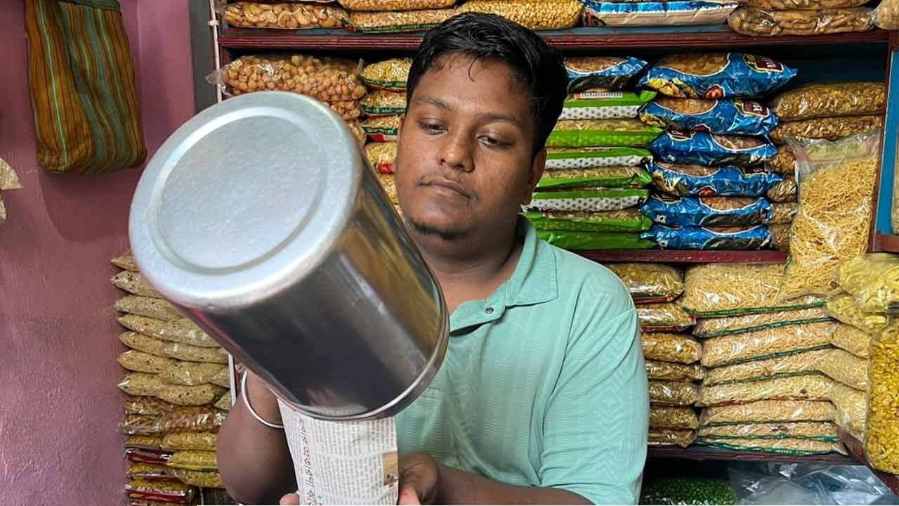 ১০ টাকার ঝালমুড়িতেই ‘জীবন শেষ’! মোদী আসতেই কেন ঘর ছাড়ার উপক্রম ঝাড়গ্রামের বিক্রমের?