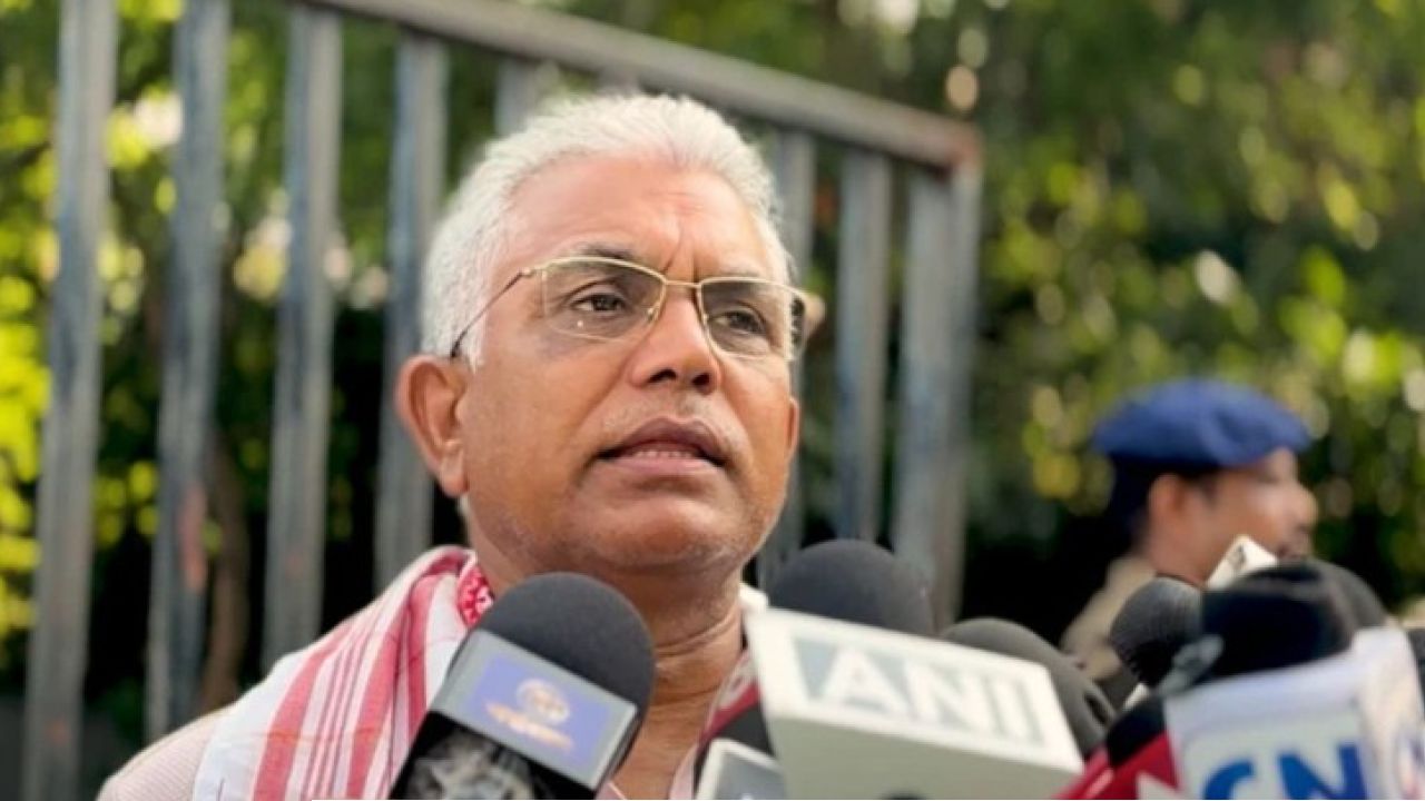 মন্ত্রী হতেই দিলীপ ঘোষের ফোনে লন্ডন-সিঙ্গাপুরের কল! বাংলায় কোন &lsquo;বিশাল ধামাকা&rsquo;র ইঙ্গিত দিলেন বিজেপি নেতা?